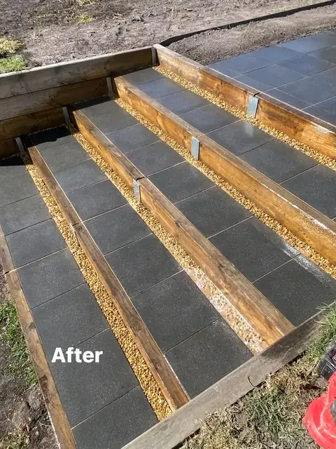Onyx paver walkway and paved steps beside a retaining wall (2 of 6)
