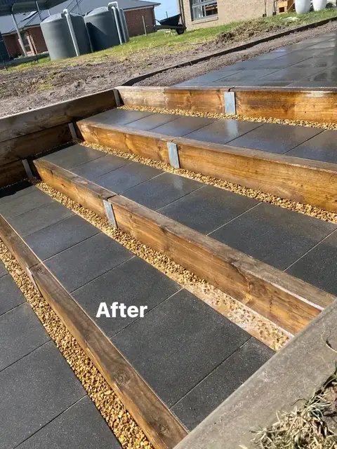 Onyx paver walkway and paved steps beside a retaining wall (4 of 6)