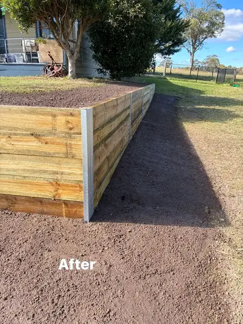 New timber sleeper retaining wall on steel posts (3 of 7)