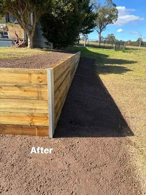 New timber sleeper retaining wall on steel posts (5 of 7)