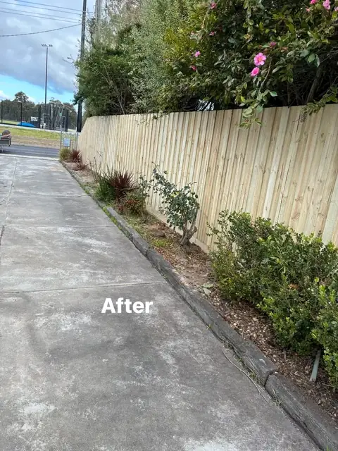 Feature-rock turning circle, new fence and a drainage trench (3 of 6)